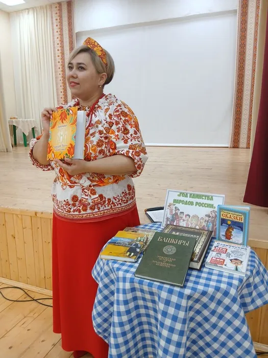 Библиотекарь познакомила гостей праздника с книгами