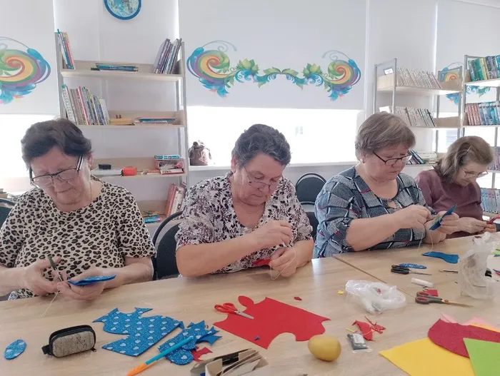 Женщины были увлечены процессом создания поделки