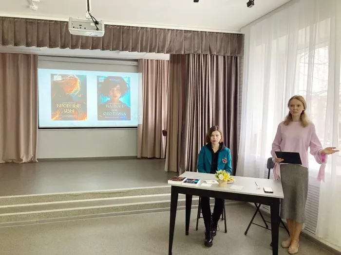 Писатель Лина Синица и ведущий встречи Анастасия Стрелкова