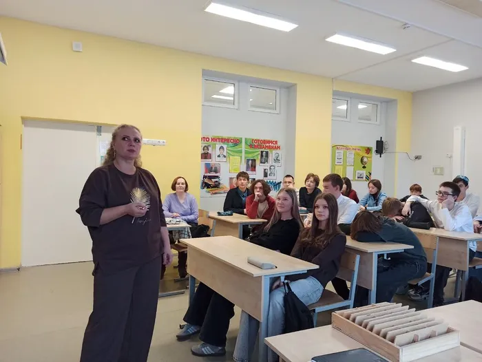 Сотрудники библиотеки Т. Ерохина и О. Петухова организовали интерактивную часть мероприятия — профилактическую игру «Смертельные сети»