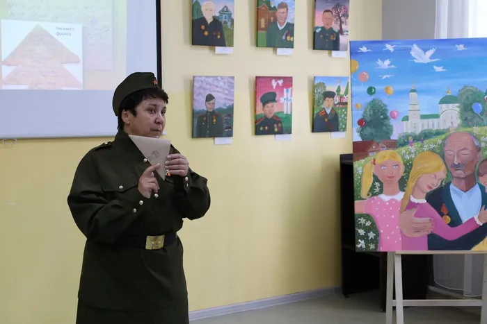 Ведущая рассказала ребятам о треугольных письмах военных лет