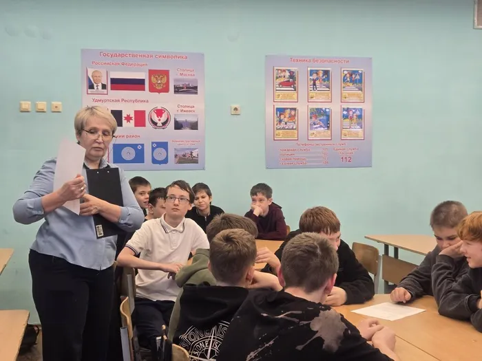 Участники разделились на две команды