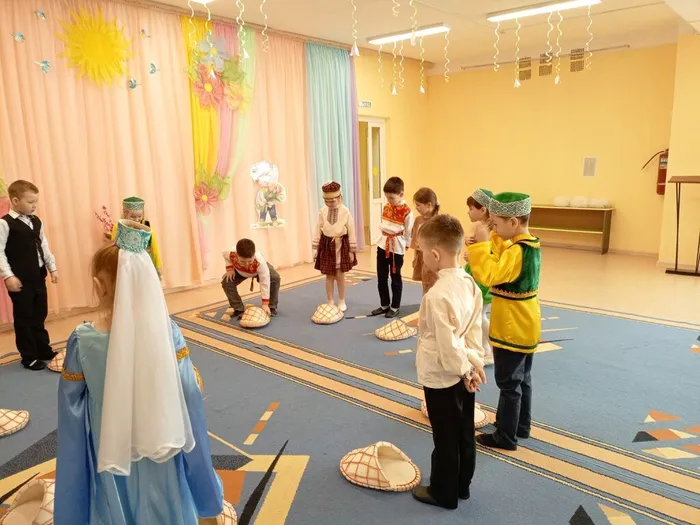 Дети принимали участие в играх