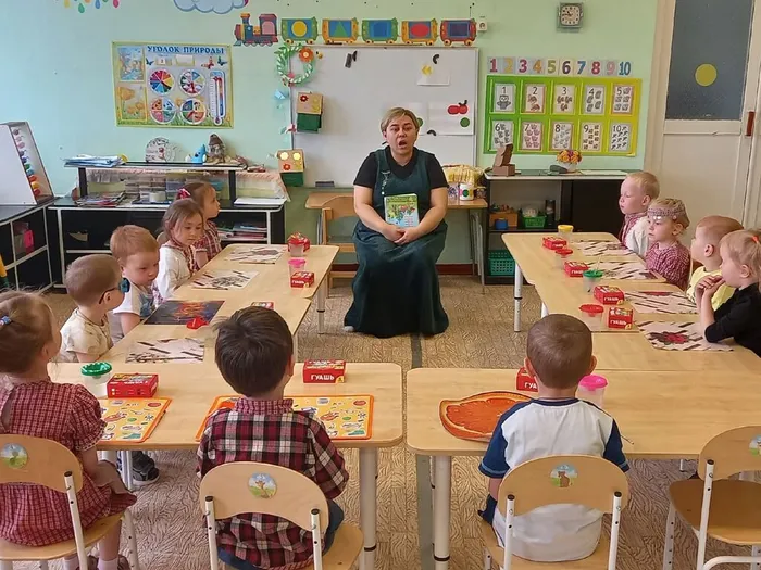 Ребята с большим интересом слушали сказки «Пёстрое яичко» и «Пасхальное путешествие зайчонка», которые библиотекарь прочитала выразительно