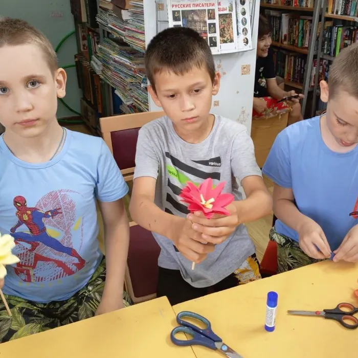 ЧАС ТВОРЧЕСТВА «ВОЛШЕБСТВО НАРОДНЫХ ПРОМЫСЛОВ. СКАЗОЧНЫЙ ЦВЕТОК»