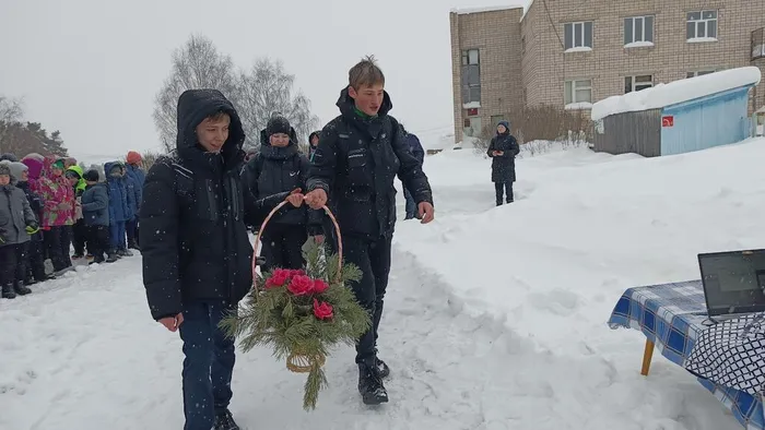 Дети возложили цветы к памятнику