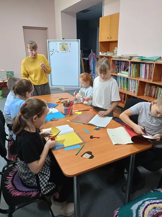 В завершение встречи все участники выполнили коллективную работу — коллаж «Зимнее застолье».