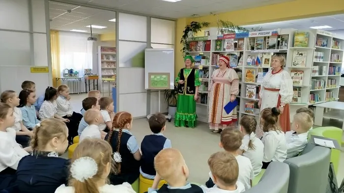 Детей встретили нарядные ведущие