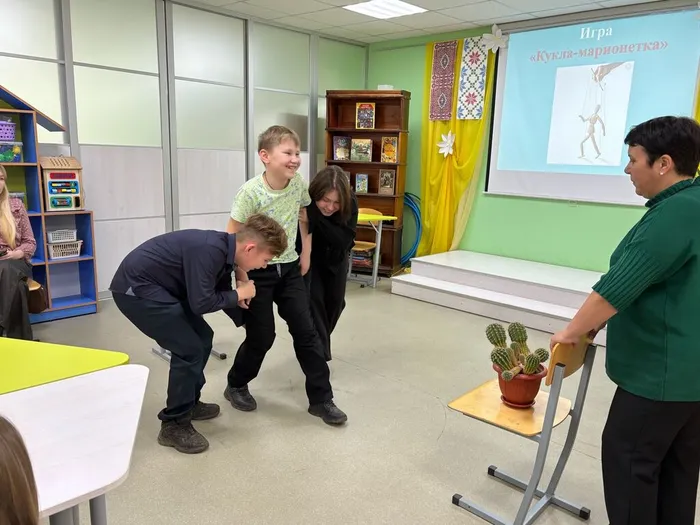 Под руководством модератора ребята анализировали случаи из повседневной жизни