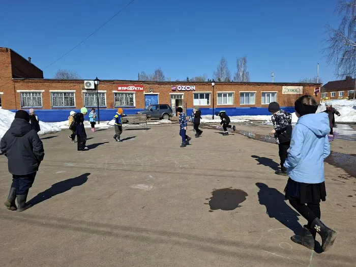 Дети принимали участие в играх