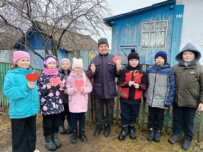 Итогом встречи стал творческий мастер-класс по созданию бумажных сердец, которые были переданы пожилым людям и инвалидам как символические знаки внимания и поддержки