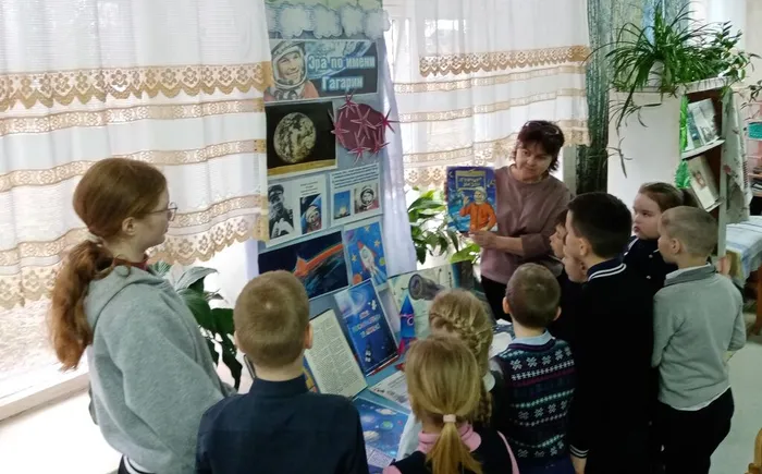Библиотекарь познакомила ребят с книгами о космосе