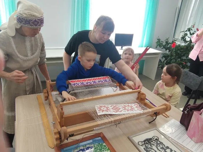 Дети учились ткачеству