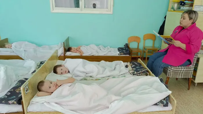Библиотекарь читала ребятам сказку