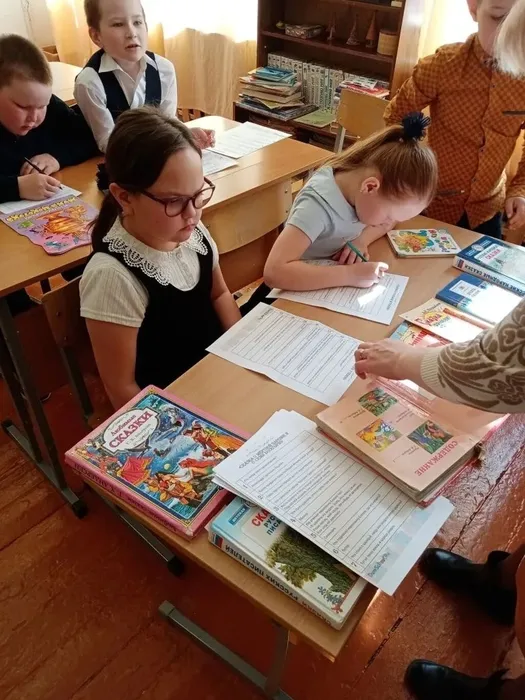 Дети отвечали на вопросы на знание сказок