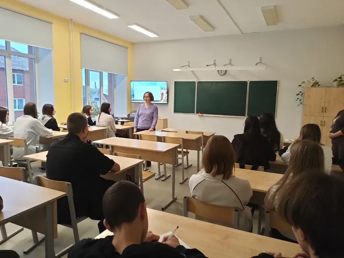 Сотрудники библиотеки Т. Ерохина и О. Петухова организовали интерактивную часть мероприятия — профилактическую игру «Смертельные сети»