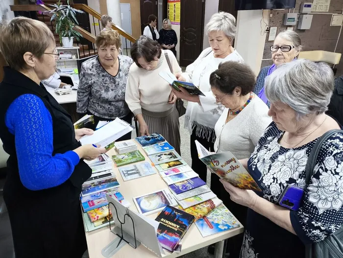 сотрудники Увинской районной библиотеки представили гостям тематический обзор сборников и книг самодеятельных авторов Увинского района