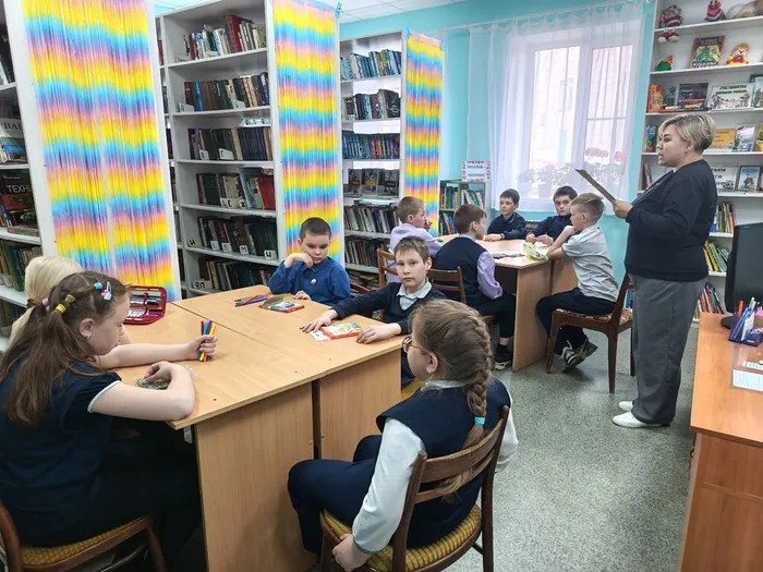 Во время встречи библиотекарь Огнева В. А. рассказала ребятам об интересных фактах, связанных с празднованием Пасхи в разных странах мира.