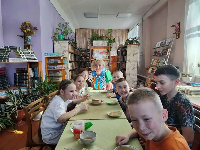Завершилась встреча чаепитием