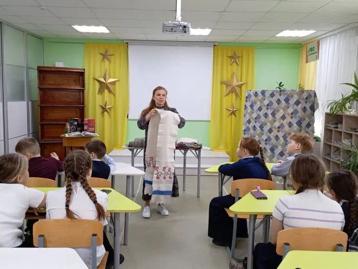 Ведущая рассказал детям много интересного об удмуртском костюме