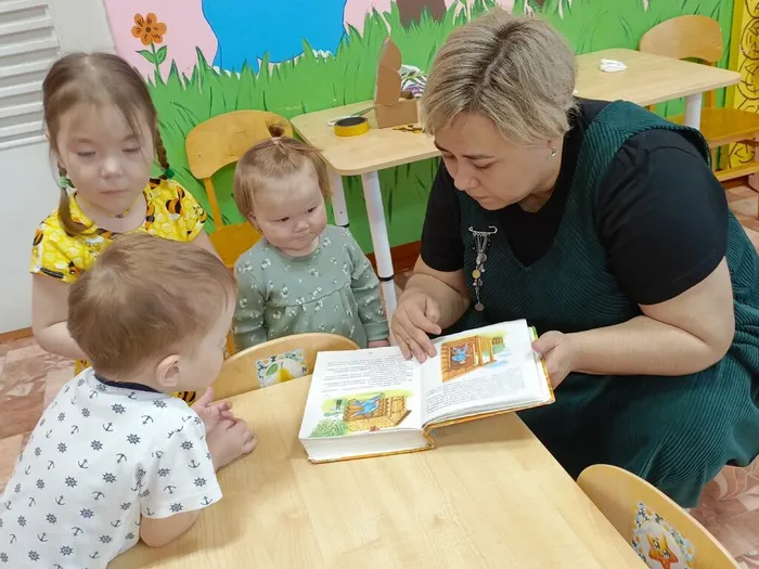 Библиотекарь познакомила детей с книгами