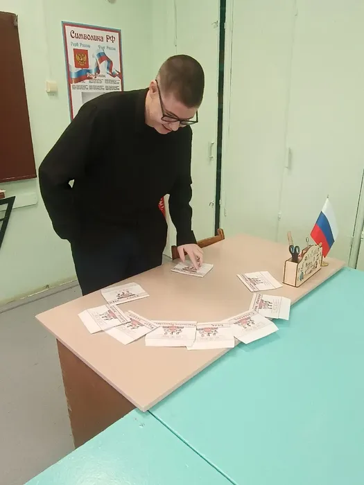 В игре приняли участие команды знатоков из учащихся 8–11 классов