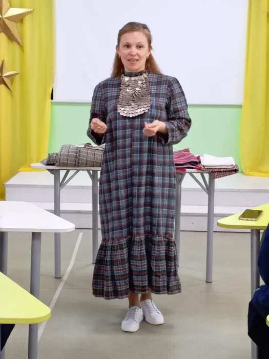 Ведущая рассказал детям много интересного об удмуртском костюме
