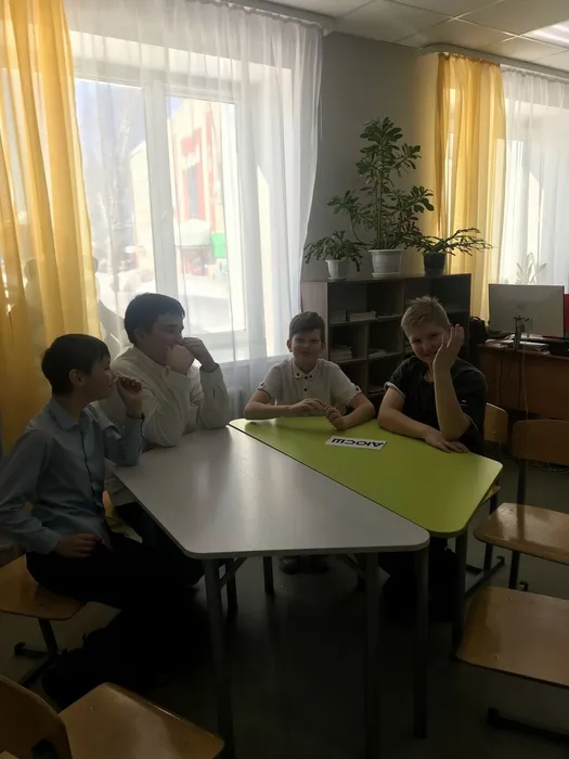 Ребята разделились на команды и выполняли задания