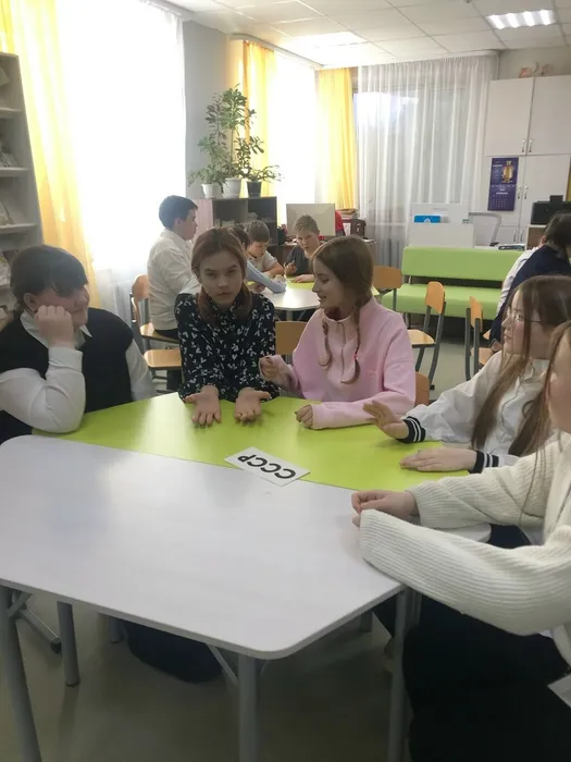 Ребята разделились на команды и выполняли задания